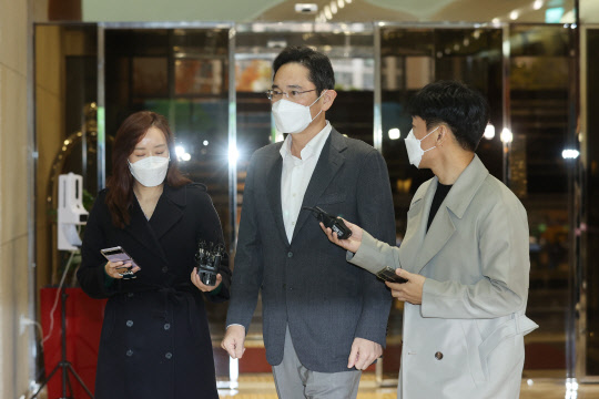 이재용(가운데) 삼성전자 부회장이 북미 출장을 위해 14일 오전 서울 김포비지니스항공센터를 통해 출국하며 취재진의 질문을 받고 있다. <연합뉴스>